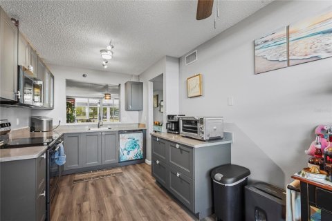 Condo in Bradenton, Florida, 2 bedrooms  № 1666860 - photo 12