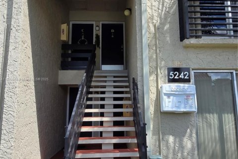 Condo in Oakland Park, Florida, 2 bedrooms  № 1953048 - photo 13