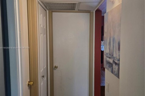 Condo in Oakland Park, Florida, 2 bedrooms  № 1953048 - photo 18