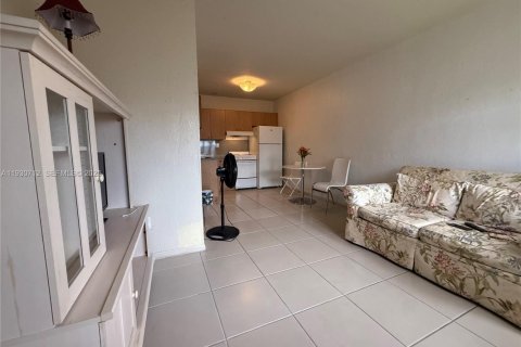 Снять в аренду квартиру в Майами, Флорида 2 спальни, 54.91м2, № 1989472 - фото 1