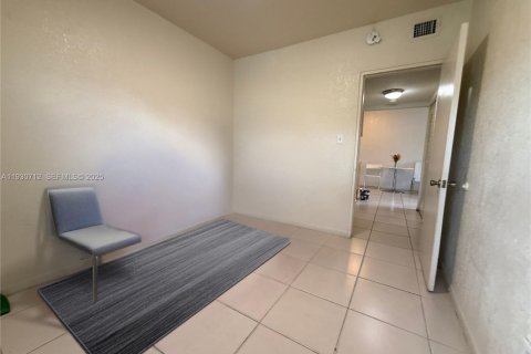 Снять в аренду квартиру в Майами, Флорида 2 спальни, 54.91м2, № 1989472 - фото 10