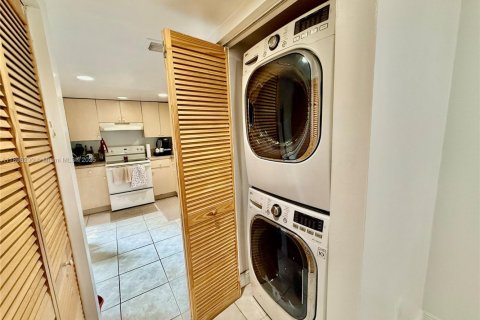 Снять в аренду квартиру в Майами, Флорида 1 спальня, 79.9м2, № 1949443 - фото 4