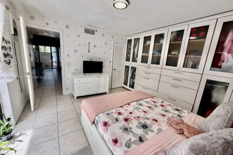 Снять в аренду квартиру в Майами, Флорида 1 спальня, 79.9м2, № 1949443 - фото 11