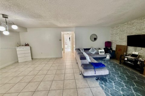 Снять в аренду квартиру в Майами, Флорида 1 спальня, 79.9м2, № 1949443 - фото 5