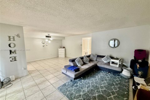 Снять в аренду квартиру в Майами, Флорида 1 спальня, 79.9м2, № 1949443 - фото 2