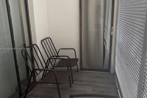 Condominio en venta en Lauderdale Lakes, Florida, 2 dormitorios, 80.36 m2 № 1962718 - foto 4