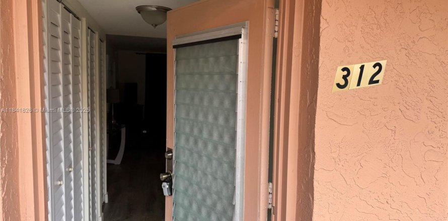 Condominio en Lauderdale Lakes, Florida, 2 dormitorios № 1962718