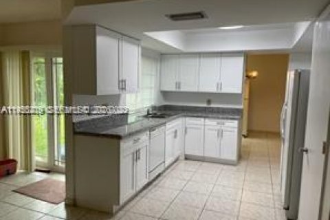 Снять в аренду виллу или дом в Мирамар, Флорида 4 спальни, 161.65м2, № 2011094 - фото 10