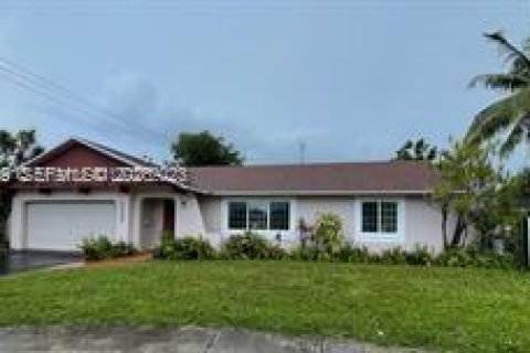 Дом в Мирамар, Флорида 4 спальни, 161.65м2 № 2011094