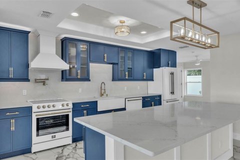 House in Lakeland, Florida 5 bedrooms, 336.31 sq.m. № 1755541 - photo 21