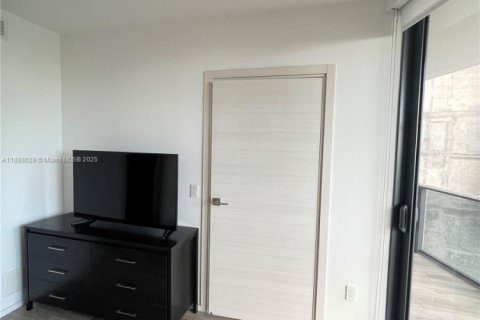 Condo in Miami, Florida, 3 bedrooms  № 2014008 - photo 12