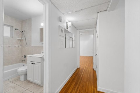 Casa en alquiler en Hallandale Beach, Florida, 20 dormitorios, 1026.48 m2 № 2434187 - foto 57