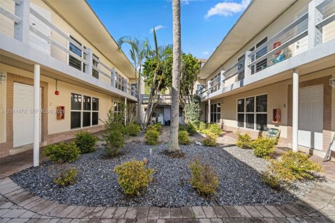 Casa en alquiler en Hallandale Beach, Florida, 20 dormitorios, 1026.48 m2 № 2434187 - foto 32