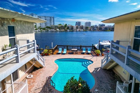 Casa en alquiler en Hallandale Beach, Florida, 20 dormitorios, 1026.48 m2 № 2434187 - foto 15