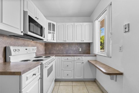 Casa en alquiler en Hallandale Beach, Florida, 20 dormitorios, 1026.48 m2 № 2434187 - foto 50
