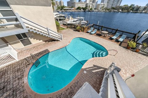 Casa en alquiler en Hallandale Beach, Florida, 20 dormitorios, 1026.48 m2 № 2434187 - foto 40