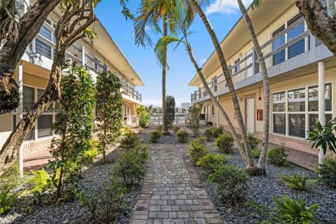 Casa en alquiler en Hallandale Beach, Florida, 20 dormitorios, 1026.48 m2 № 2434187 - foto 2