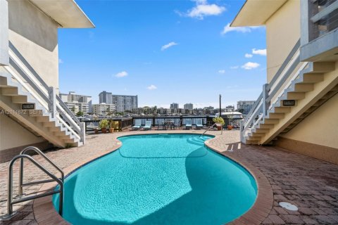 Casa en alquiler en Hallandale Beach, Florida, 20 dormitorios, 1026.48 m2 № 2434187 - foto 36
