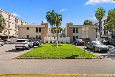 Casa en Hallandale Beach, Florida 20 dormitorios, 1026.48 m2 № 2434187