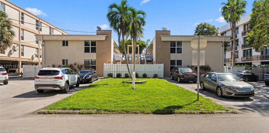 Casa en Hallandale Beach, Florida 20 dormitorios, 1026.48 m2 № 2434187