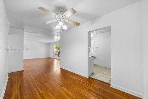 Casa en alquiler en Hallandale Beach, Florida, 20 dormitorios, 1026.48 m2 № 2434187 - foto 20