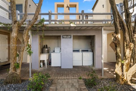 Casa en alquiler en Hallandale Beach, Florida, 20 dormitorios, 1026.48 m2 № 2434187 - foto 4