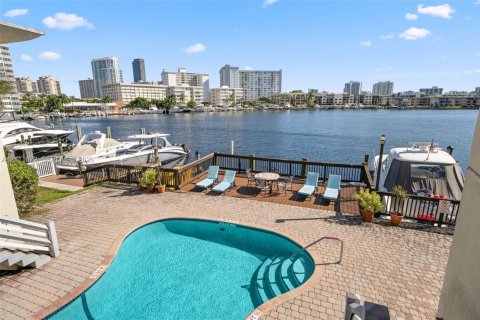 Casa en alquiler en Hallandale Beach, Florida, 20 dormitorios, 1026.48 m2 № 2434187 - foto 41