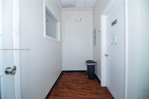 Commercial property in Sweetwater, Florida № 1890039 - photo 24