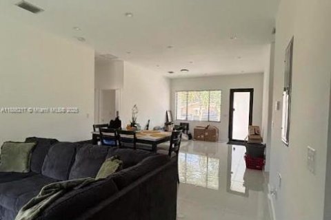 Casa en alquiler en Hollywood, Florida, 3 dormitorios № 1933245 - foto 5