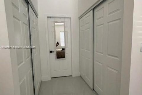 Casa en alquiler en Hollywood, Florida, 3 dormitorios № 1933245 - foto 7