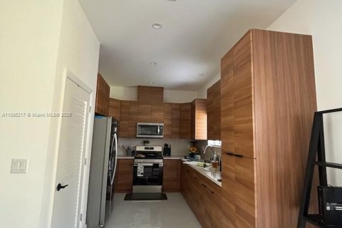 Casa en alquiler en Hollywood, Florida, 3 dormitorios № 1933245 - foto 3