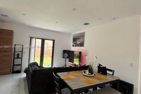 Casa en alquiler en Hollywood, Florida, 3 dormitorios № 1933245 - foto 4