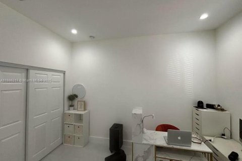 Casa en alquiler en Hollywood, Florida, 3 dormitorios № 1933245 - foto 12