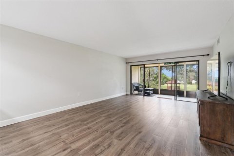 Condo in Lake Wales, Florida, 2 bedrooms  № 2096526 - photo 5