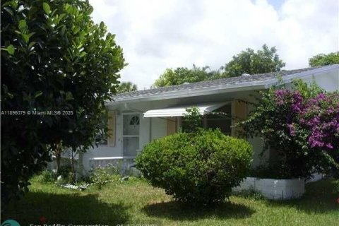 House in Tamarac, Florida 2 bedrooms, 93.65 sq.m. № 1955051 - photo 1