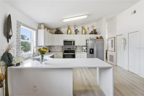 House in Clermont, Florida 3 bedrooms, 145.76 sq.m. № 2112077 - photo 9