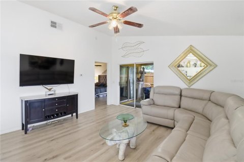 House in Clermont, Florida 3 bedrooms, 145.76 sq.m. № 2112077 - photo 12