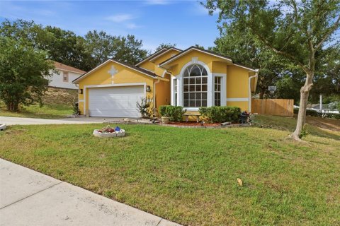 House in Clermont, Florida 3 bedrooms, 145.76 sq.m. № 2112077 - photo 2