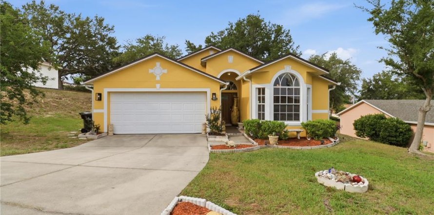 House in Clermont, Florida 3 bedrooms, 145.76 sq.m. № 2112077