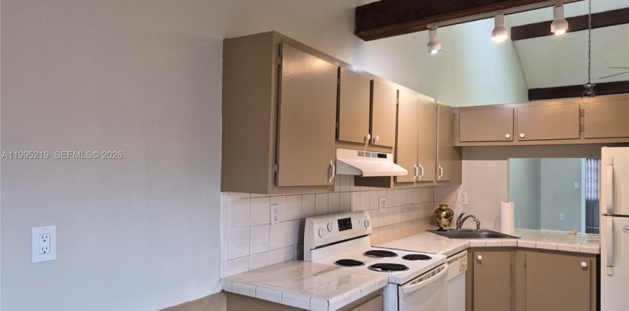 House in Plantation, Florida 2 bedrooms, 99.78 sq.m. № 2062731