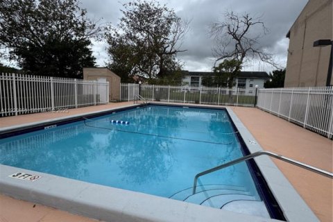 Снять в аренду кондоминиум в Майами, Флорида 3 спальни, 118.64м2, № 1989325 - фото 2