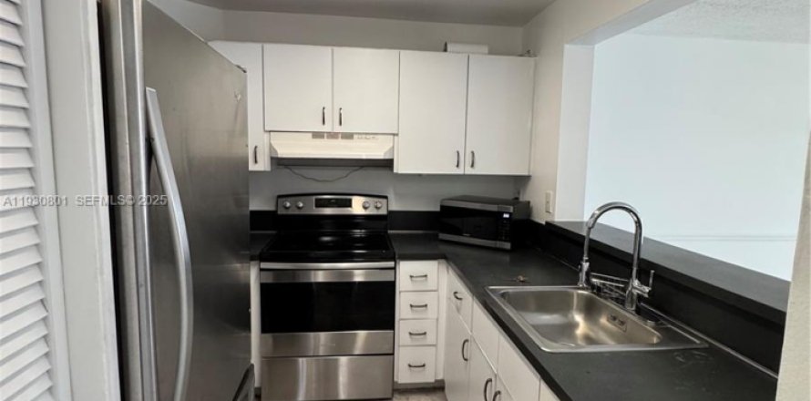 Кондоминиум с 3 спальнями в Майами, Флорида № 1989325