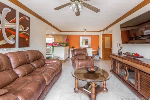Apartment in Hialeah, Florida 2 bedrooms, 90.67 sq.m. № 2003023 - photo 3