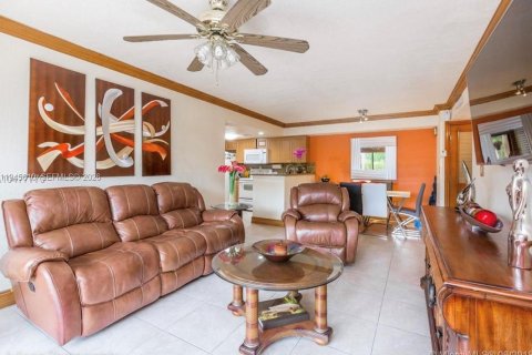 Apartment in Hialeah, Florida 2 bedrooms, 90.67 sq.m. № 2003023 - photo 2