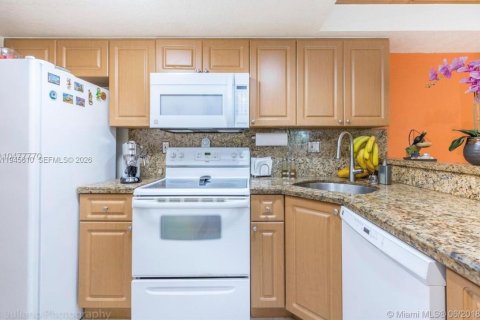 Apartment in Hialeah, Florida 2 bedrooms, 90.67 sq.m. № 2003023 - photo 12