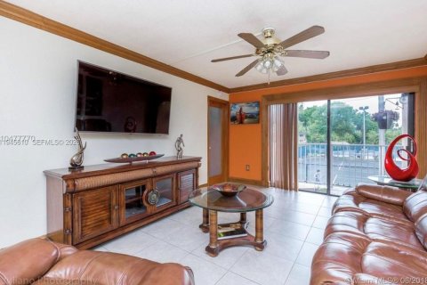 Apartment in Hialeah, Florida 2 bedrooms, 90.67 sq.m. № 2003023 - photo 5