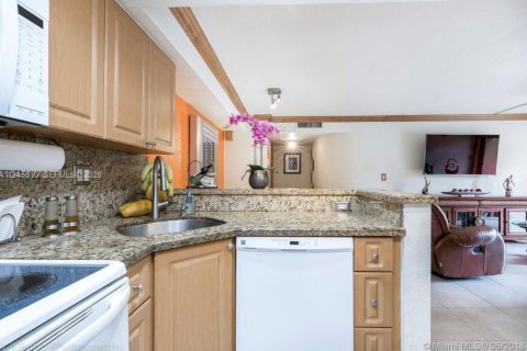 Apartment in Hialeah, Florida 2 bedrooms, 90.67 sq.m. № 2003023 - photo 11