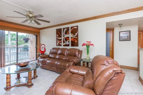 Apartment in Hialeah, Florida 2 bedrooms, 90.67 sq.m. № 2003023 - photo 4
