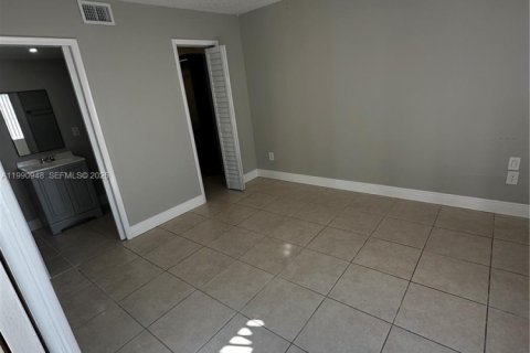 Condominio en alquiler en Hialeah, Florida, 2 dormitorios, 71.53 m2 № 2057499 - foto 10