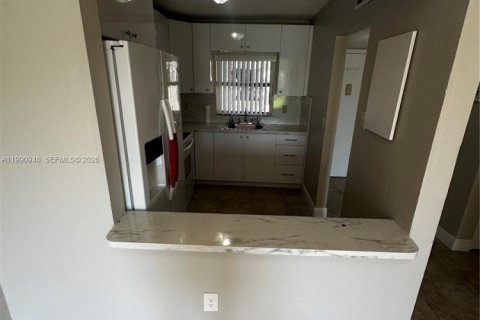 Condominio en alquiler en Hialeah, Florida, 2 dormitorios, 71.53 m2 № 2057499 - foto 2